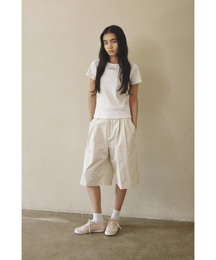 BETWEEN A AND B Mini Flower Embroidery T-Shirt [White]