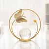Künstliche Kristallkugel mit goldenem Metallständer Moderne Blatt-/Schmetterlings-/Libellen-Skulptur mit Glaskugel für Regal Couchtisch TV-Schrank Büro