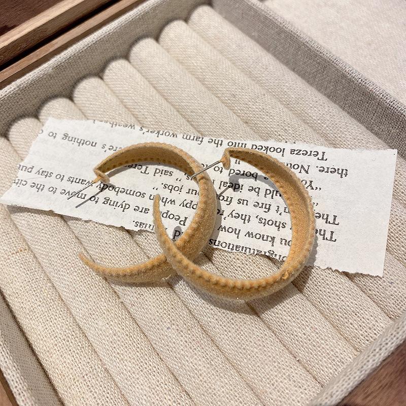 Autumn and winter Hong Kong style retro plush earrings women's niche design C-shaped earrings light luxury fashion earrings