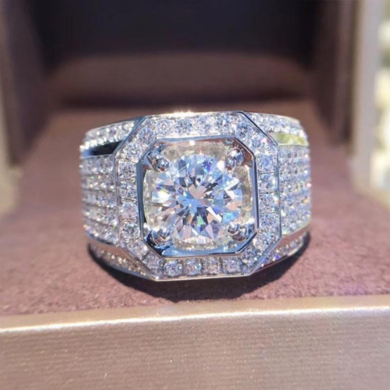 European and American fashion jewelry, domineering super flash zircon men's rings, hot-selling men's rings are sent on behalf of one piece.