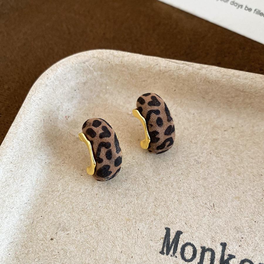 Серьги-пусеты круглые с леопардовым принтом и флоком, серьги с темпераментом Maillard, универсальные серьги, серьги с дизайном в стиле легкой роскоши, нишевый дизайн