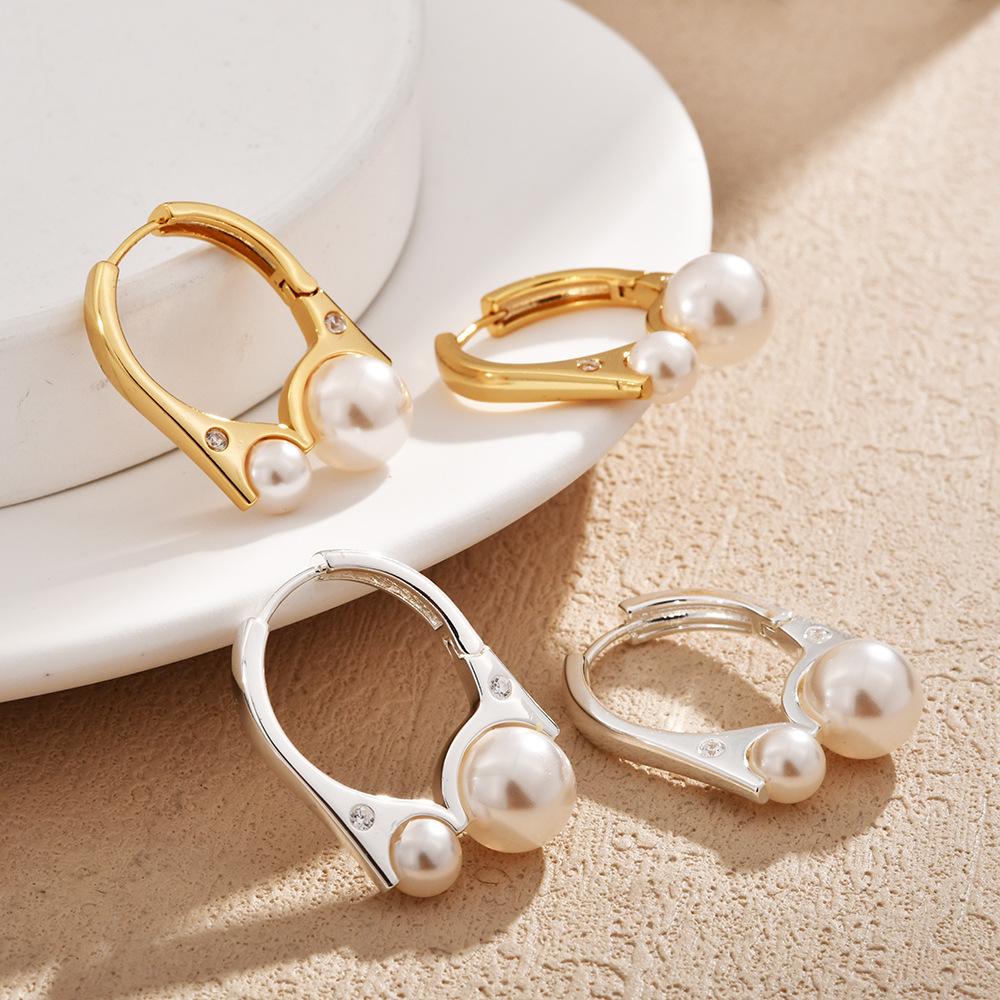 2025 New Niche Design Personalized Fashion Size Pearl Light Luxury High-end Temperament Earrings for Women.