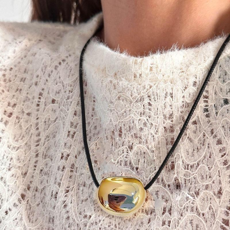 Stilvolle Metall Ovalförmige Halskette Geometrische Anhänger Halskette Verstellbare PU-Lederkordel Schlüsselbeinkette Eleganter Schmuck