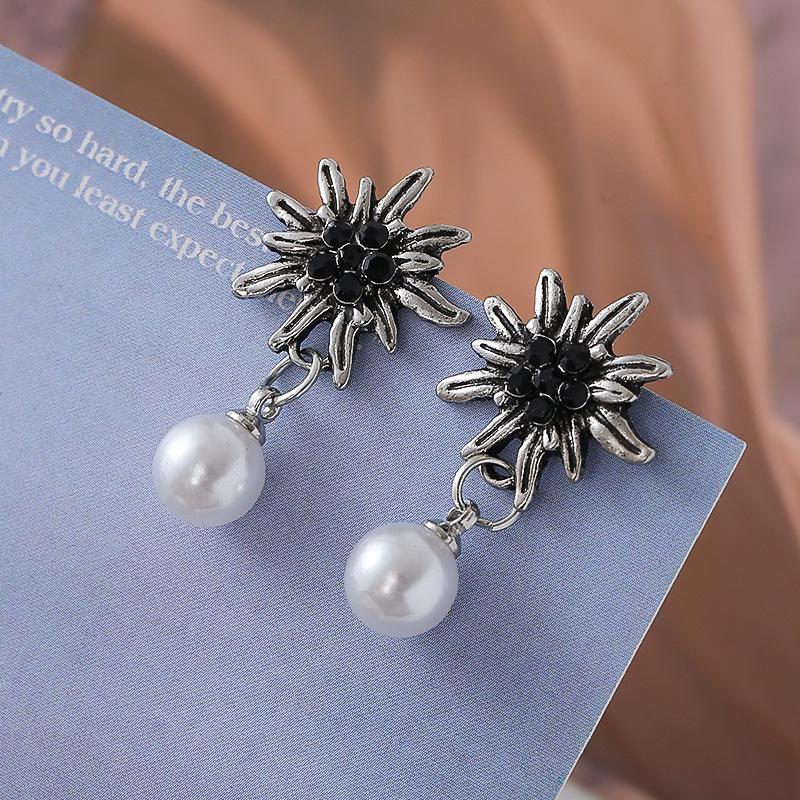 

Edelweiss Earrings: European & American Design, Light Luxury, Niche Autumn/Winter Accessories. чёрный