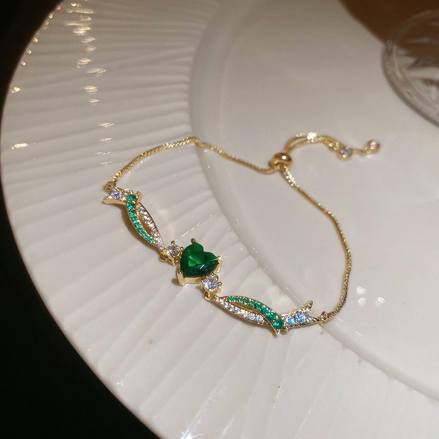 Chic Geometric Heart Bracelet: Elegant European & American Court Style Jewelry for Women