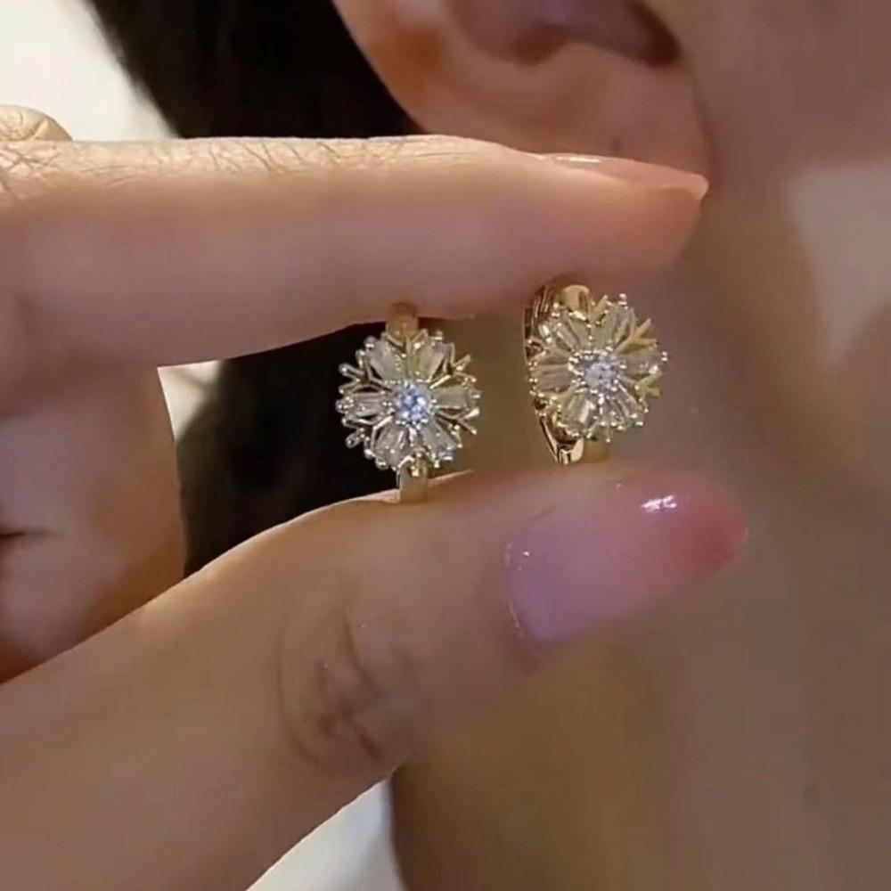 Luxury Exquisitely Snowflake-shaped Earrings Elegant Simple Stud Earrings Gold Ear Jewelry