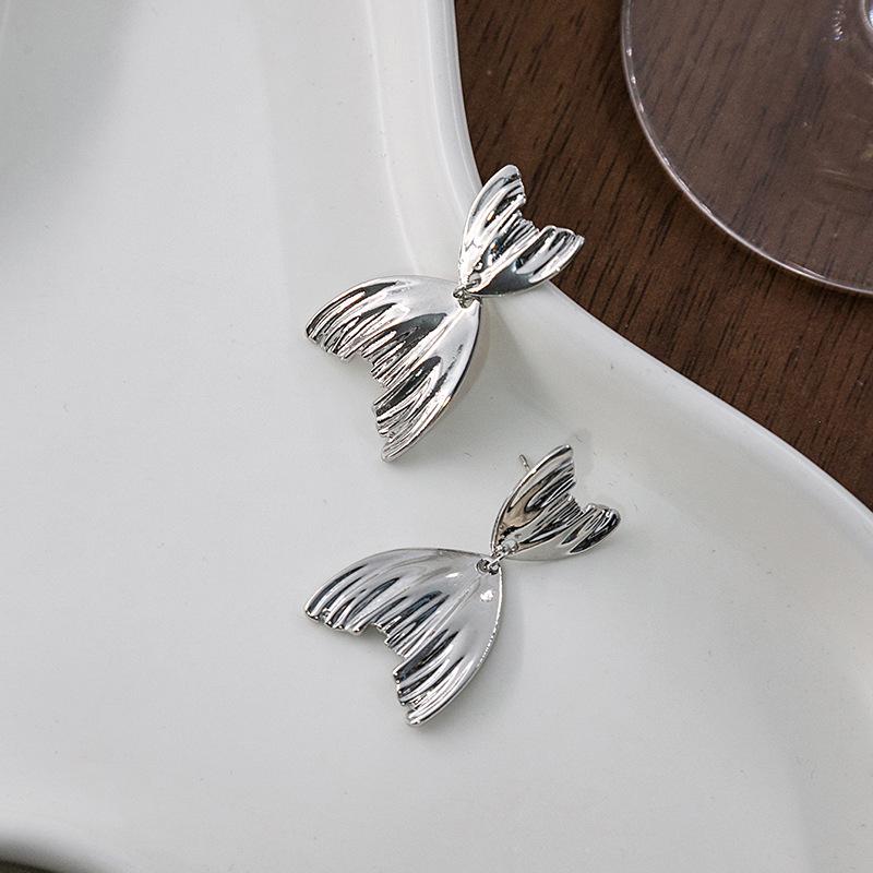 Metal Cold Wind Fishtail Earrings, Simple Light Luxury Irregular Pleated Earrings Design Earrings
