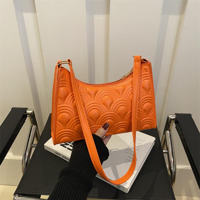 Stylish Versatile Crescent Bag Soft Pu Material With Convenient Zipper Closure For Everyday Fashion