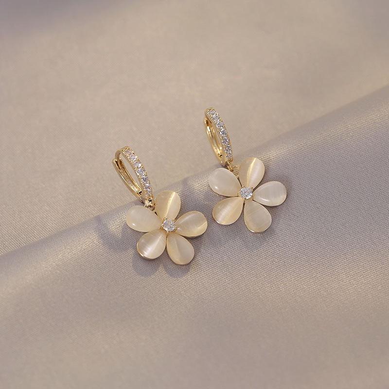 2023 Trendy Versatile Ear Cuffs with Cat's Eye Stone Flower Design – Elegant Korean Style Niche Earrings
