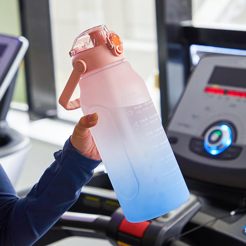 2L Velkokapacitní láhev na vodu se slámkou Plastová láhev na vodu v přechodové barvě Vysoce kvalitní pitná konvice Venkovní sportovní láhev