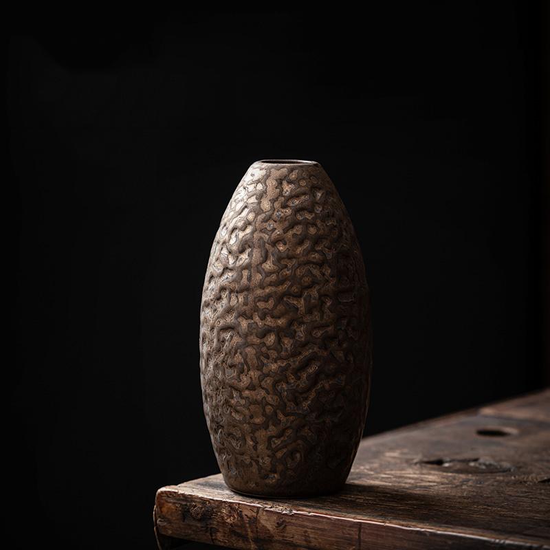 Dekoracja w postaci ceramicznego wazonu vintage, aranżacja kwiatowa do salonu, kreatywna prostota, wazon hydroponiczny, dekoracja na biurko