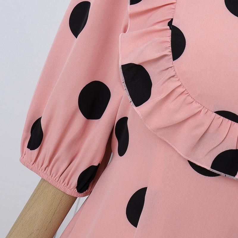 Dámské šaty plus size s volánky, kulatým výstřihem, středním rukávem a puntíky