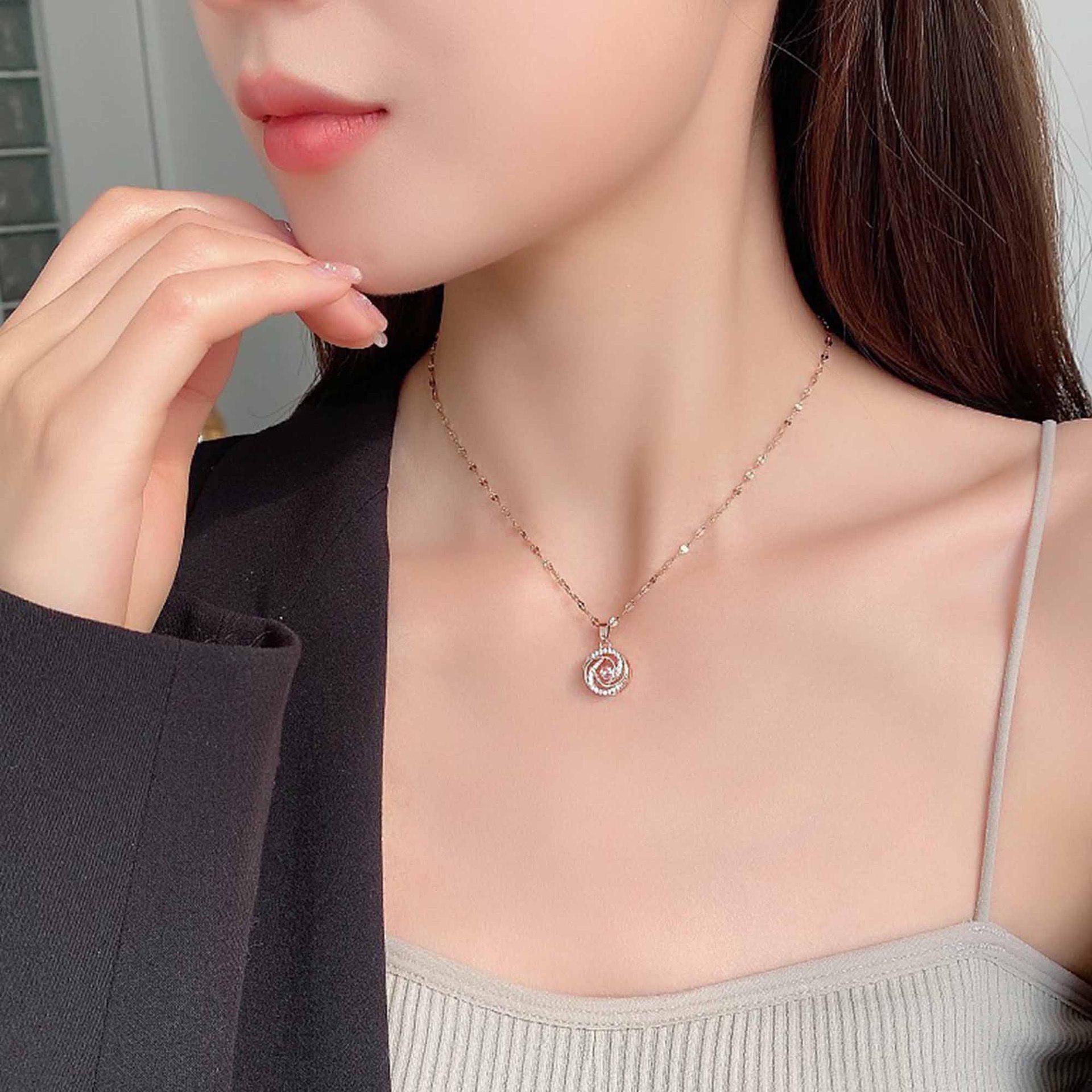 

Женское ожерелье из титановой стали с дизайном «Роза и бьющееся сердце», элегантное, универсальное, ювелирное изделие высокого класса розового золота