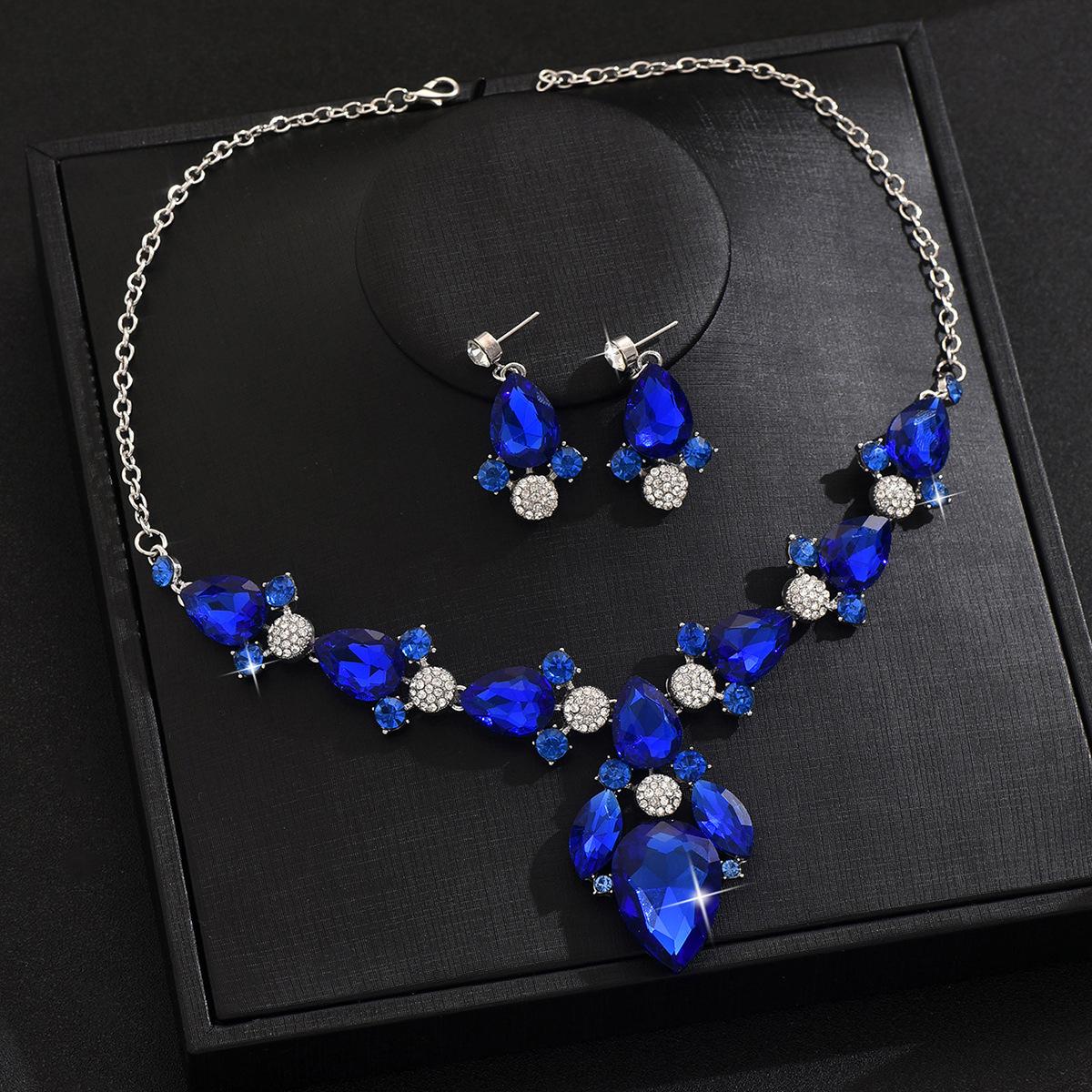 

Комплект украшений из двух частей: ожерелье, серьги, гальванопокрытие, преувеличенный темперамент