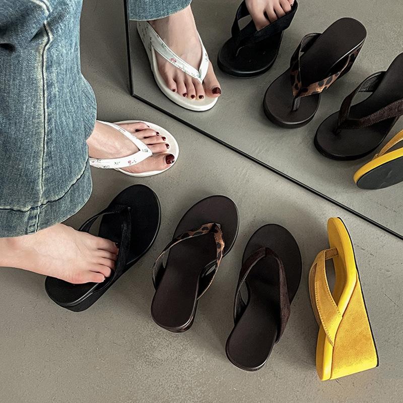 Small man increases the height of thick-soled flip-flops for women's outer wear in the summer of 2025, the new pinch foot versatile round head casual