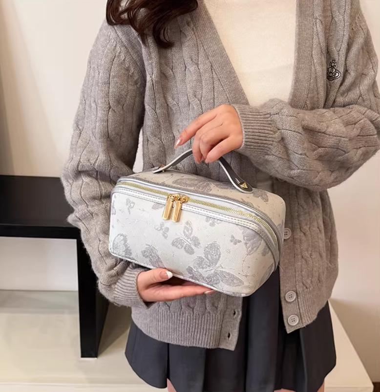 

Large-capacity travel toiletries bag women cosmetics bag storage bag for lady сірий колір