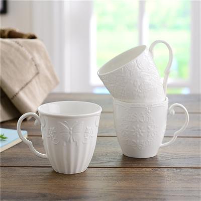 Evropský bílý porcelán embosovaná růže Hrnek na kávu Bone China Vintage Hrnek na snídani na mléko Kancelářský šálek na čaj Nádobí