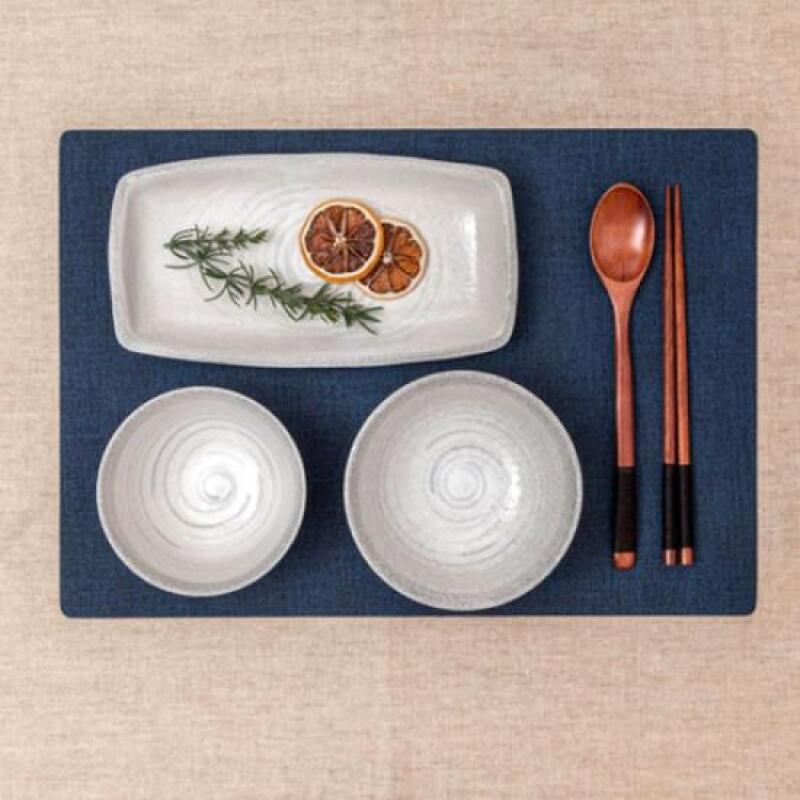 Table setting: 1 double-sided placemat (choose one color) Navy
