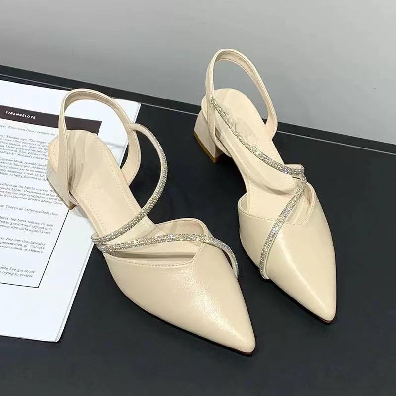 

Весенняя и летняя обувь. Босоножки больших размеров на толстом каблуке и с острым носком. 40 бежевый