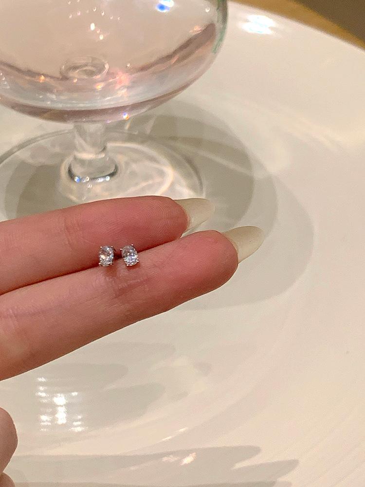 Fashion Versatile Sparkling Zircon Stud Earrings Women s Light Luxury Niche Earrings Design Sense Premium Earrings Women s Small Earbone Stud