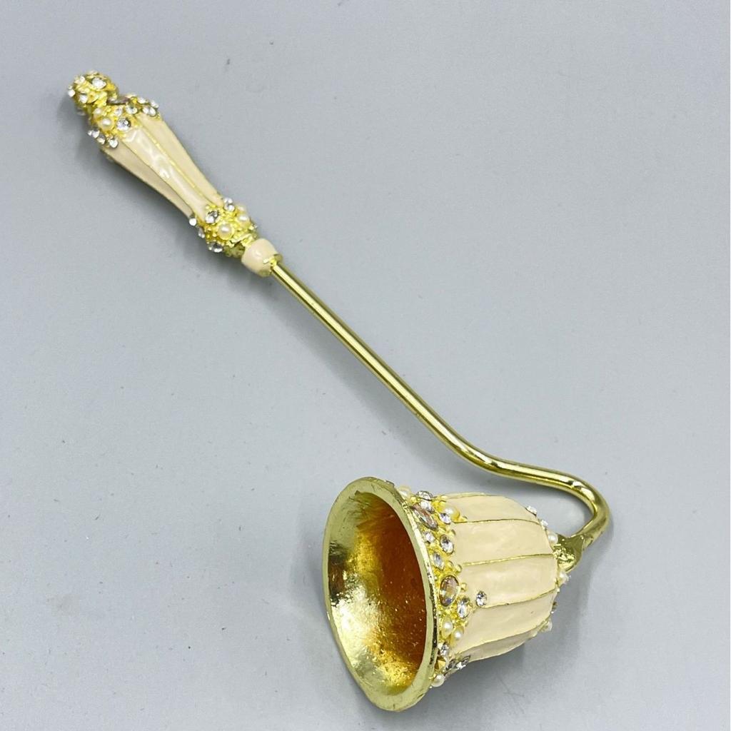 Vintage Candle Snuffer with Long Handle, Classic Brass Candle Extinguisher Tool, Elegant Fire Safety Accessory for Home Decor