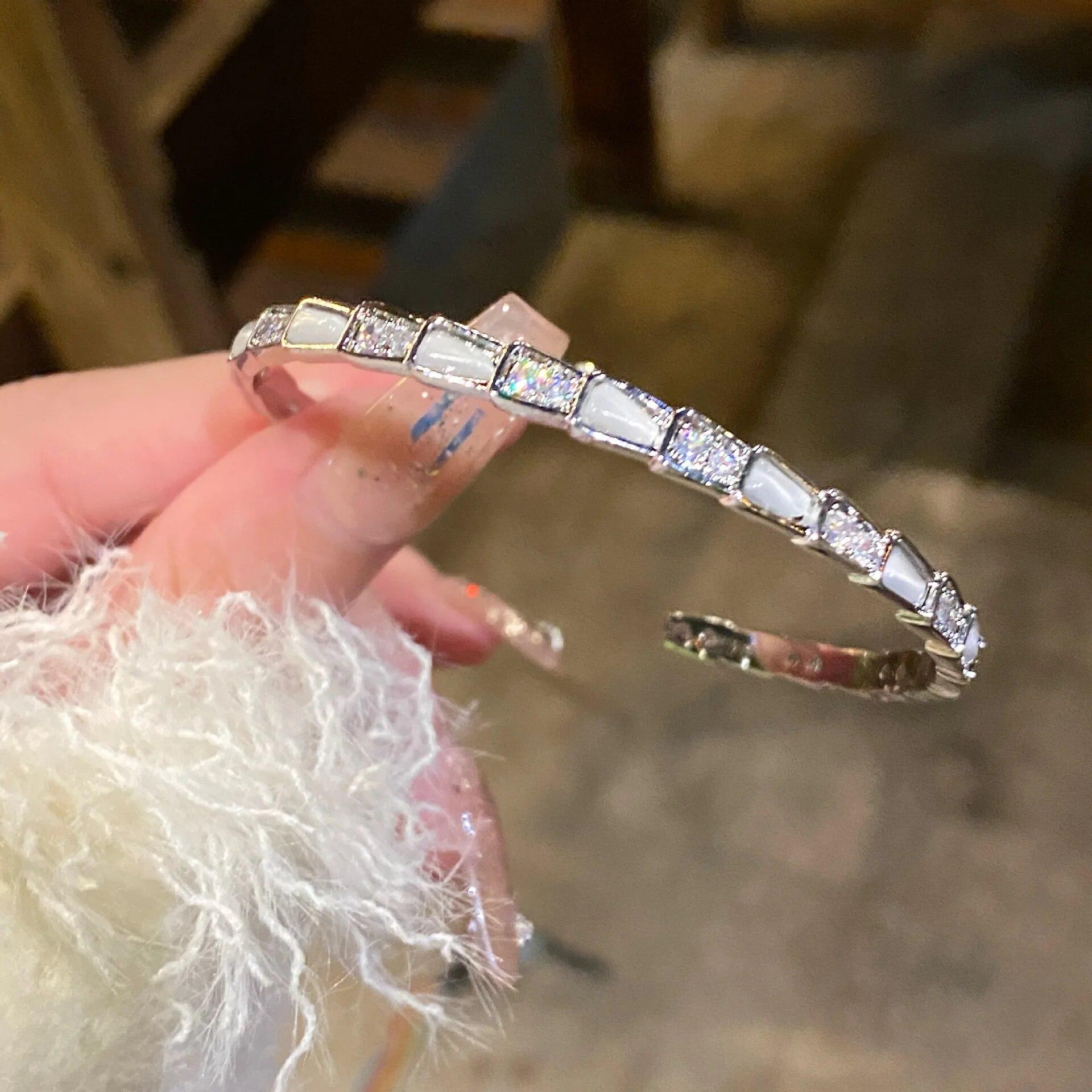 

Новый сверкающий женский квадратный браслет с жемчугом, модный женский браслет серебряного цвета из сплава с цирконом для клубного бара, праздничные украшения