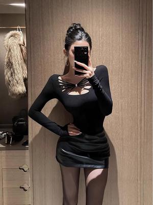 Women's Black Off-the-Shoulder Hollow Long-Sleeve Slim-Fit T-Shirt: Spicy Style, Winter Inner Wear & Waist-Cinching Base Layer.