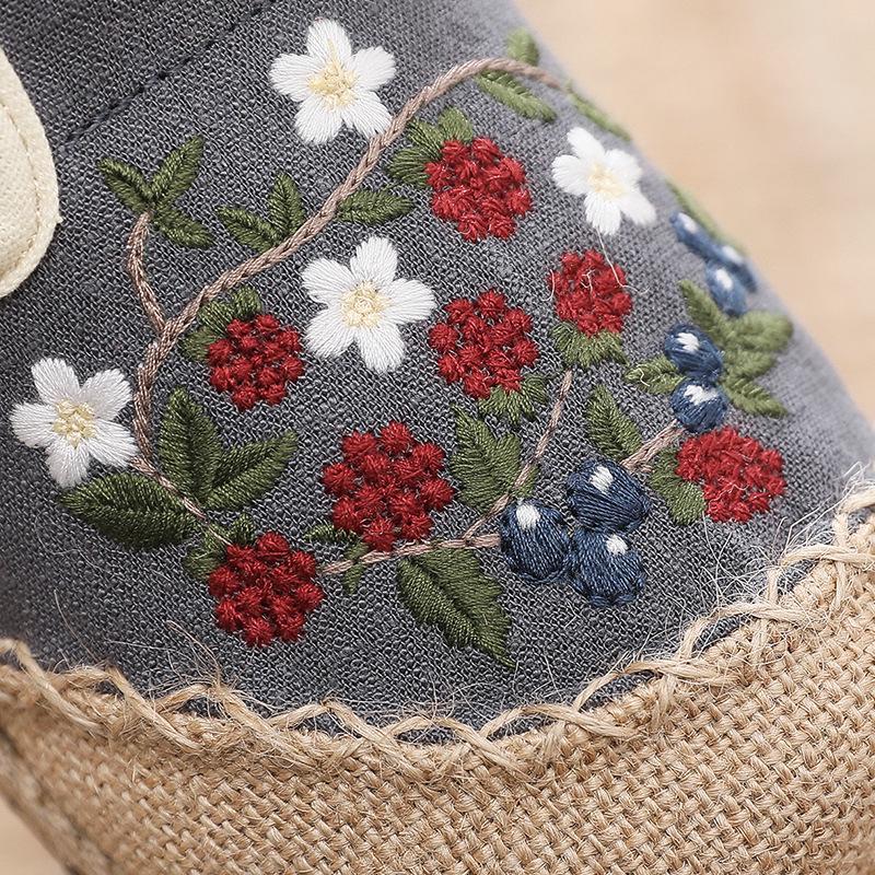 Ethnic Style Women's Embroidered Linen Slip-ons - Retro Old Beijing Breathable Loafers.