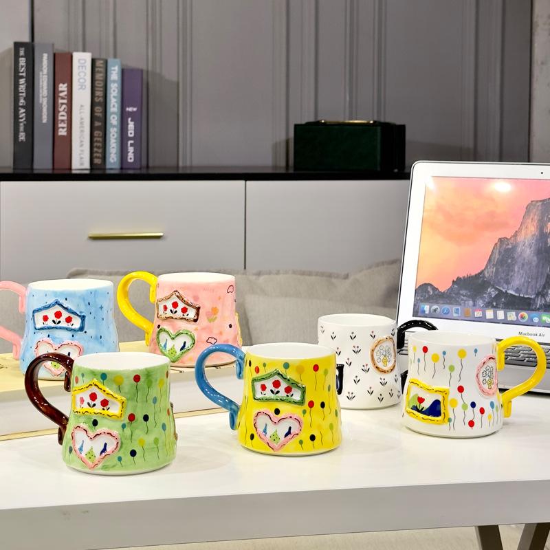 Tazza da caffè in ceramica a forma di cuore da cartone animato