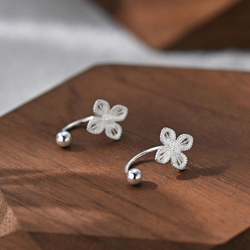 Hladké stříbrné duté náušnice s květinami jsou jednoduché, malé, svěží a všestranné klipsy do uší, s niche temperamentem, špičkové módní náušnice.