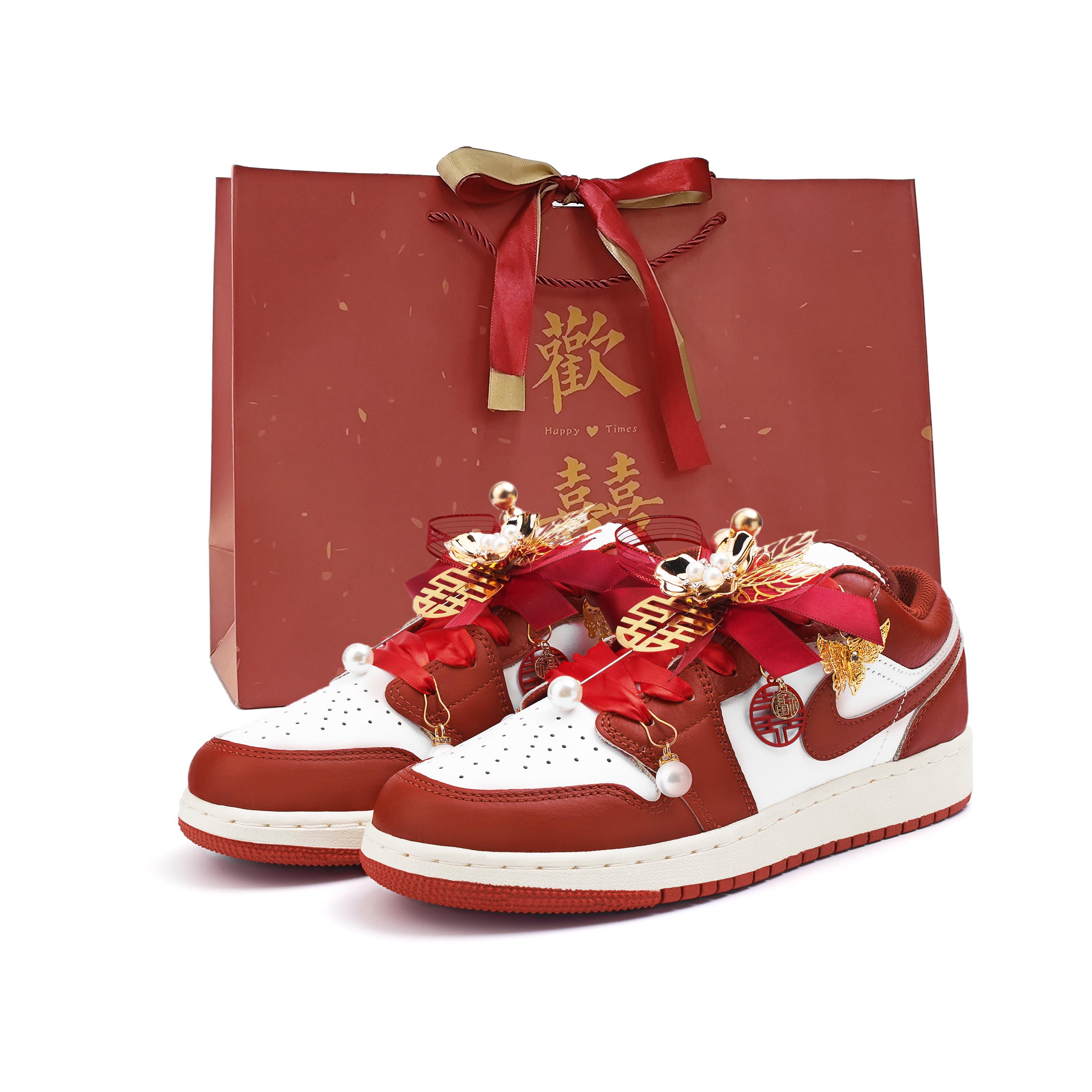 

Jordan Air Jordan 1 Slip Resistant Abrasion Resistant Low top Vintage Basketball Shoes Women s Red FJ3465-160(Team746-SBOX) 38.5
