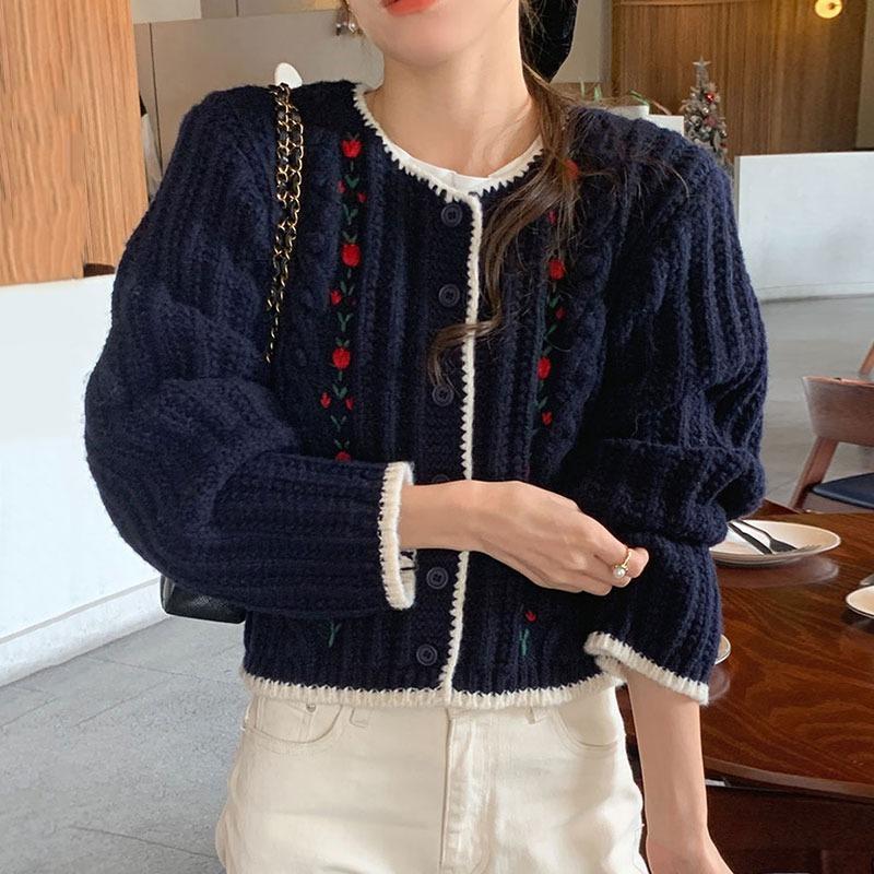 

Нежный ветер Тяжелая промышленность Нишевый дизайн Ощущение осени и зимы Трехмерная вышивка Цветы Хит цвета Однобортный свитер Кардиган One size темно-синий