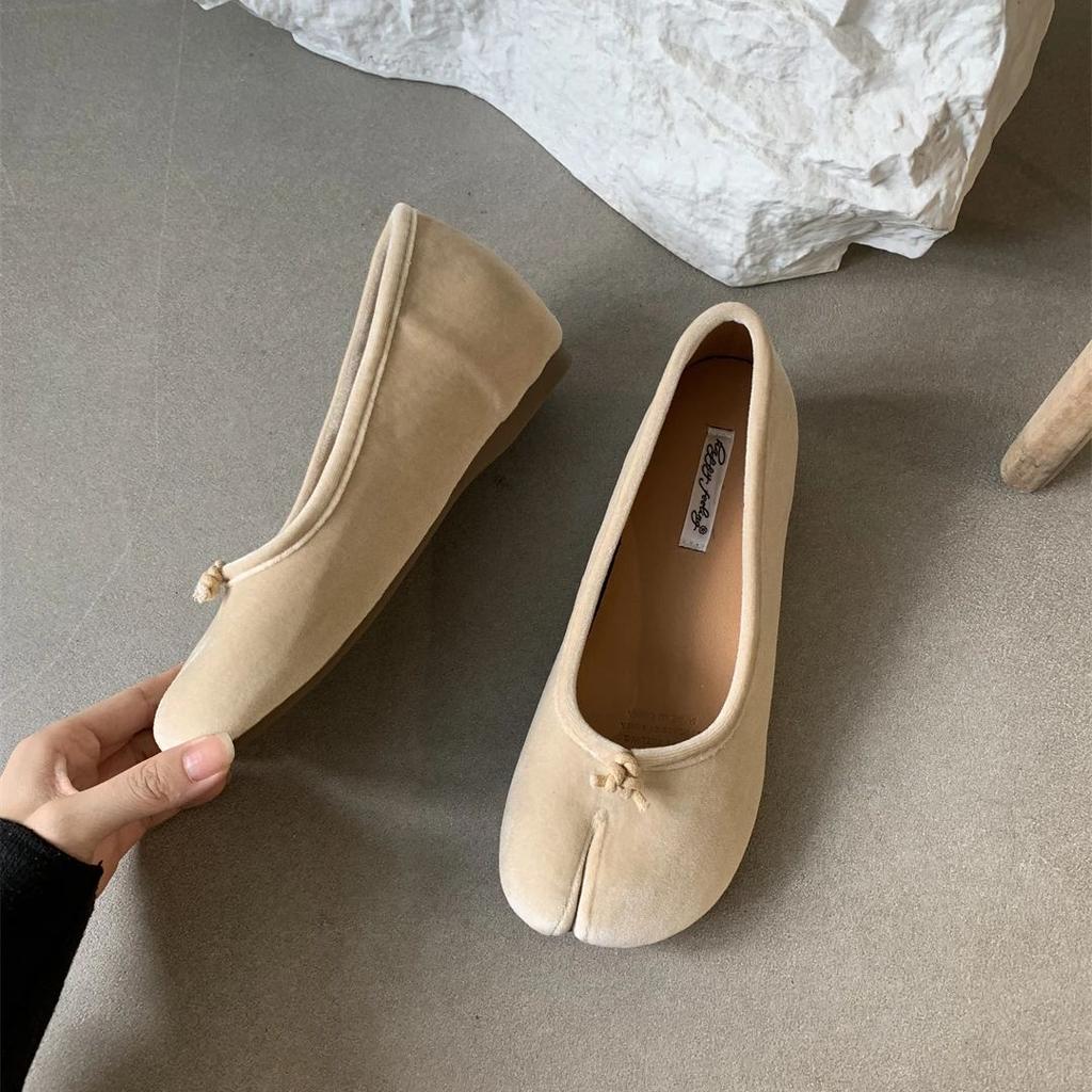 Dámské baleríny Tabi Ninja boty Dámské mikrovlákno Sametové pohodlné baleríny Pantofle s rozděleným prstem Měkká podrážka Mokasíny 2025 Nové módní boty M