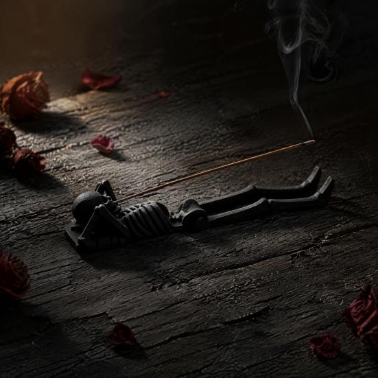 Neuheit Hausdekoration Liegender Skelett Räucherstäbchenhalter, Gotischer Totenkopf Brenner, Weihrauchbrenner, Ständer Dunkle Ästhetik Halter für Schreibtisch Teetisch Halloween