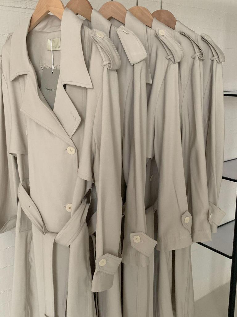 Zhao Lusi inspirierter, figurformender, langer Trenchcoat mit Bindegürtel für Herbst 2025