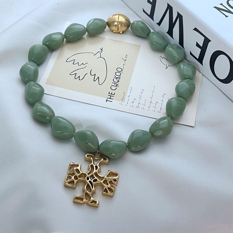 

Green Irregular Acrylic Beaded Metal Letter Necklace зелёный