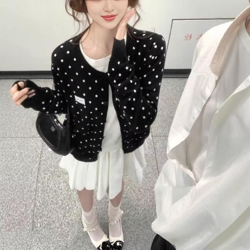 2026 Slimming Polka Dot Long-Sleeve Knit Cardigan: Versatile Spring Design for Women.