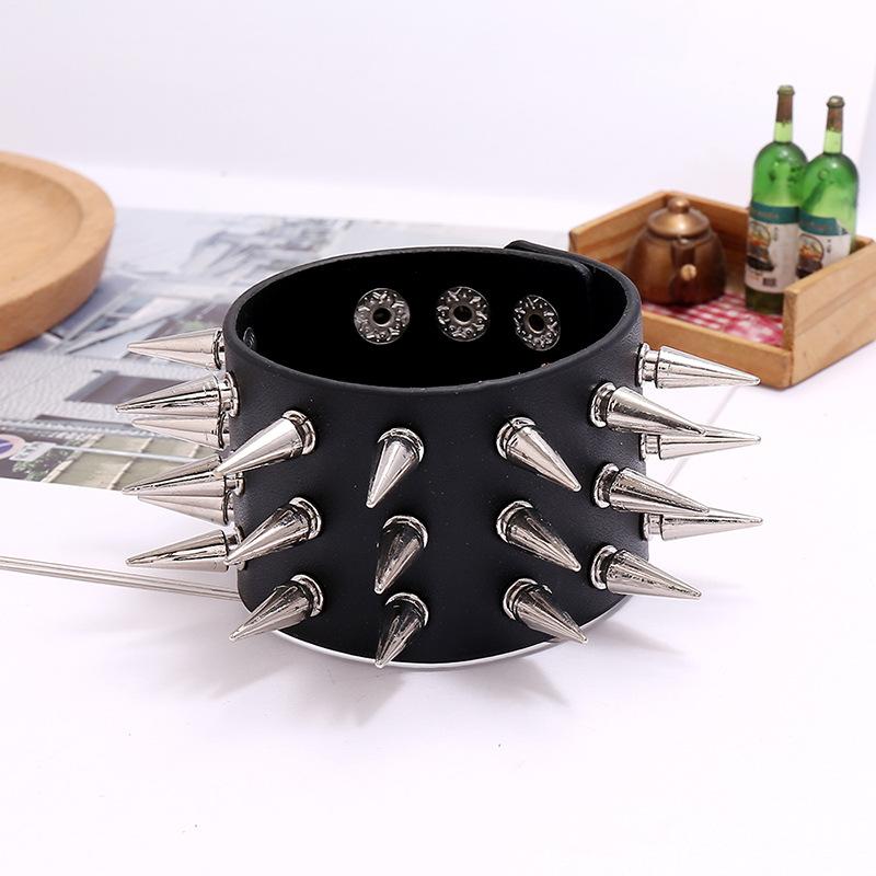 Braccialetto Stile Punk Braccialetto in Pelle Borchiato Punte Cuspidali Borchie Rivetti Polsino Largo Braccialetto Nero Regolabile Bracciale da Uomo