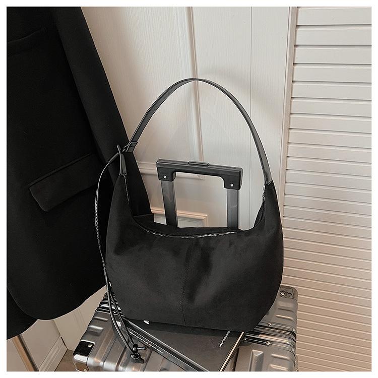 

Suede bag women s large-capacity new autumn and winter niche one-shoulder messenger bag high-end dumpling bag чёрный