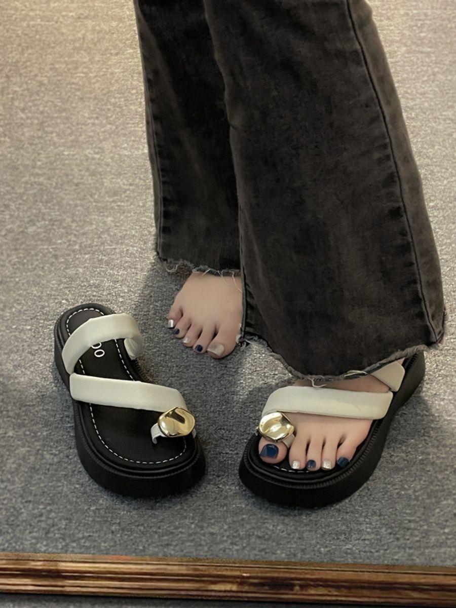 

Французские маленькие сандалии уличные женские 2025 лето новые модные универсальные с металлическим закрытым носком крутые шлепанцы на платформе пляжная обувь 40 бежевый