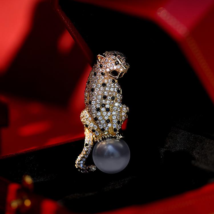 Elegant Leopard Brooch with Shell Pearl and Copper Zircon for Men - Ideal Christmas Gift