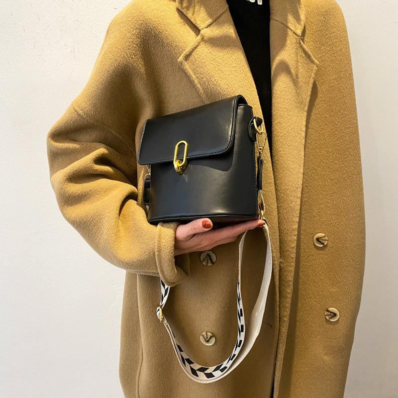 

Модная маленькая сумка женская сумка 2024 года новая модная интернет-знаменитость иностранный стиль сумка через плечо осень и зима ретро сумка-мессенджер сумка-ведро чёрный