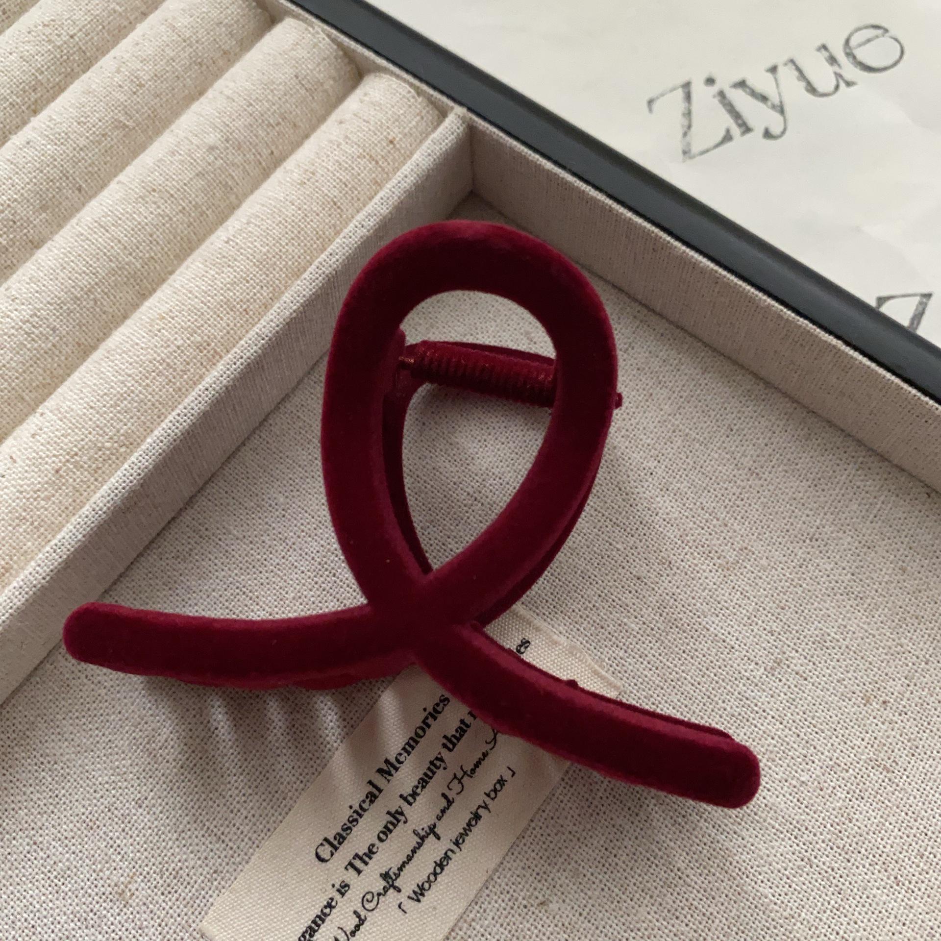 

Geometric Flocked Claw Clip for Autumn/Winter: Stylish Updo Ponytail & Cross Bun Accessory