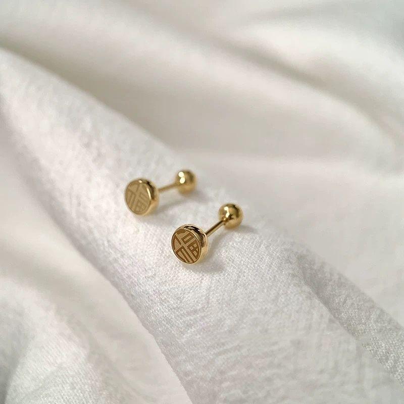 

Серьги-пусеты для ушной кости женские 24К для сна, не нужно снимать, винтовая застежка, серьги, бережные к ушам, серьги-пусеты из желтого золота, новинка 2025, Инс A pair of Fuzi earrings