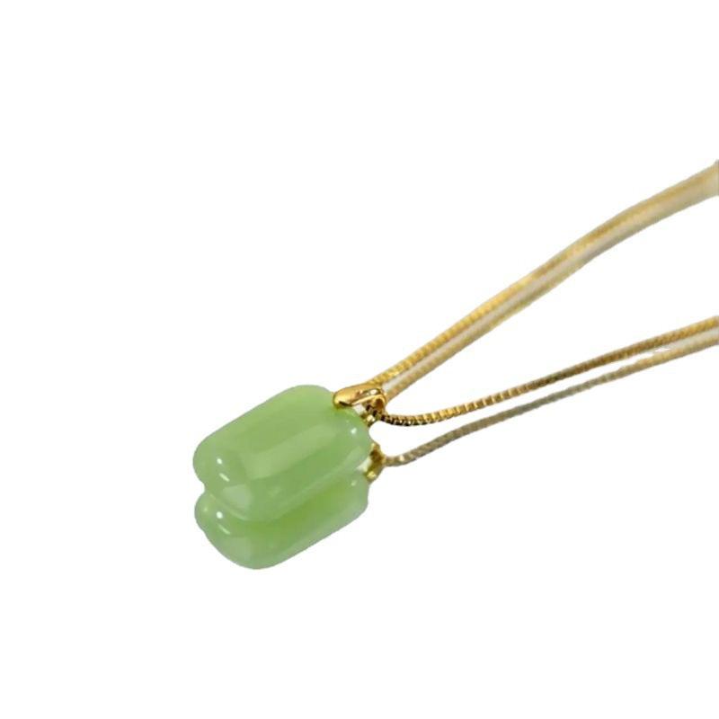 Green Amulet Pendant Niche Minimalist Necklace: Light Luxury Temperament Clavicle Chain, Fashion Versatile Jewelry