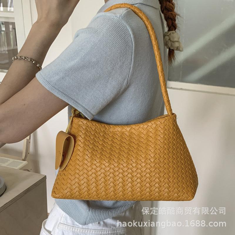 Niche Design Bag Women's 2025 New Popular Fashion Summer Shoulder Bag Super Popular Commuter Armpit Bag