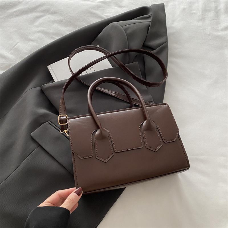 

Модная одноплечевая сумка кроссбоди в зарубежном стиле, однотонная, новая коллекция зимы 2025, простой нишевый дизайн, портативная, текстурная, маленькая квадратная сумка коричневый