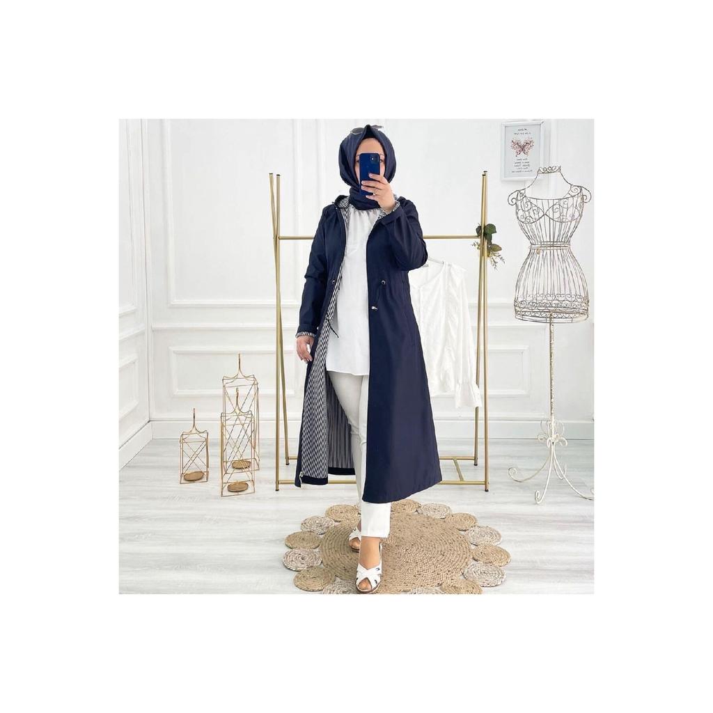 Czarny, wodoodporny damski trencz w paski