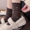 Im Winter sind verdickte warme weiche Samt-Kaffeeblaue Koreanische Liebe Blumen Gestreifte Socken vielseitige und gestapelte Socken für Frauen.