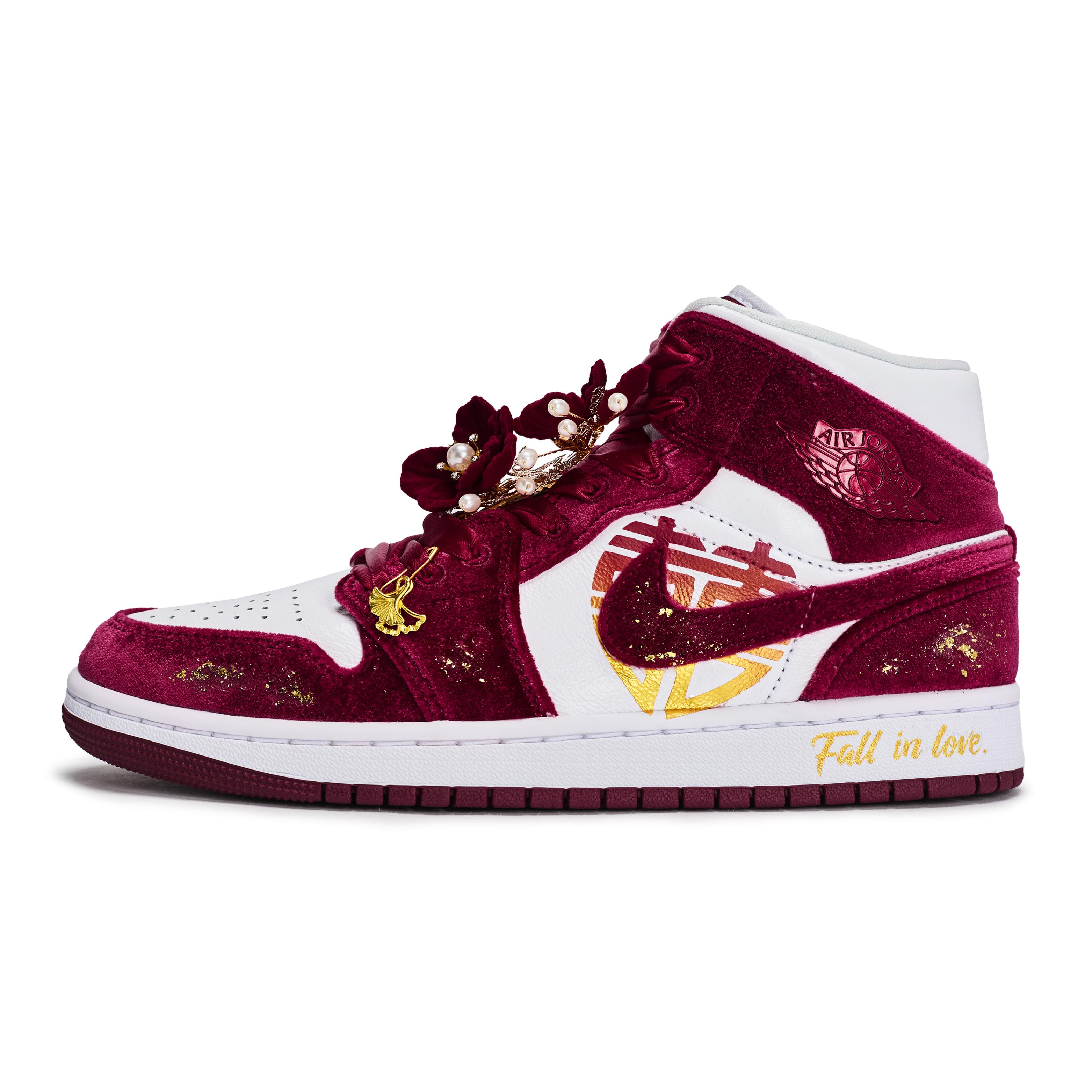 

Jordan Air Jordan 1 Walking Planet, Velvet Sweet Talk Mid top Vintage Basketball Shoes Women s Red White Gold FZ3334-100(Team1492-) 42.5